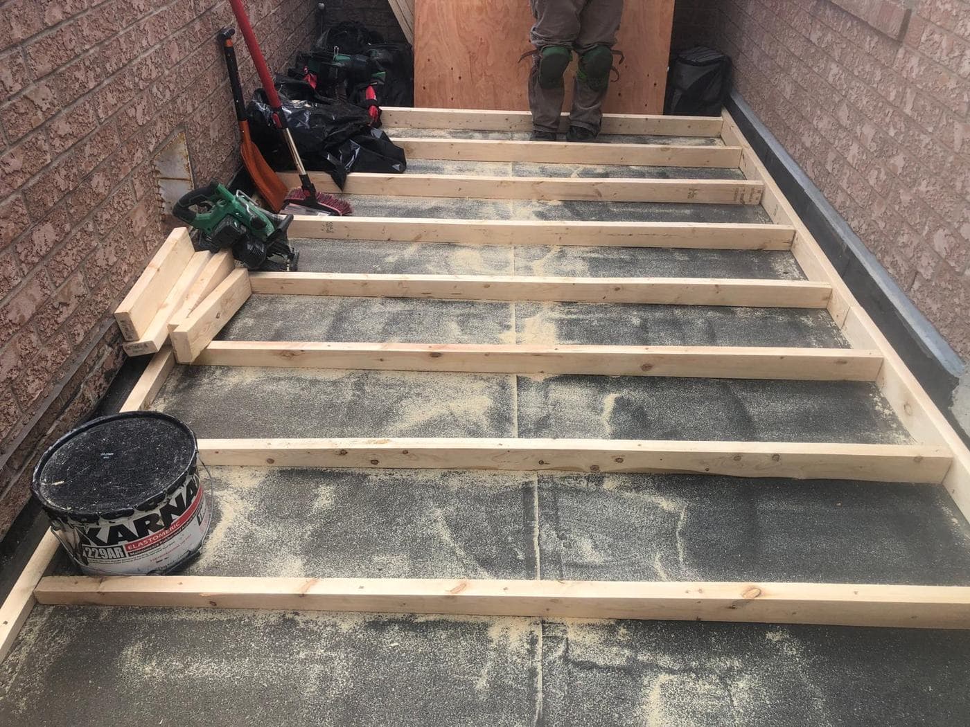 Flat roof framing with elastomeric coating